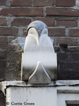 Pinguin Linnaeusparkweg. Pinquins aan de andere straten hebben geen loden kapje.
<br/>
Corrie Groen- Pickhard, 2015-07-09